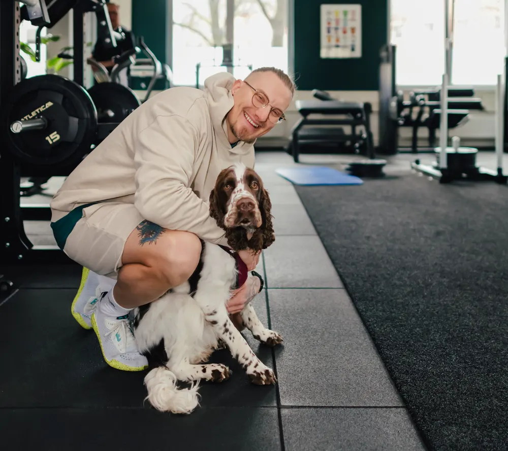 Trainer mit Hund auf der Trainingsfläche im KRAFTKERN Studio Hamburg-Barmbek