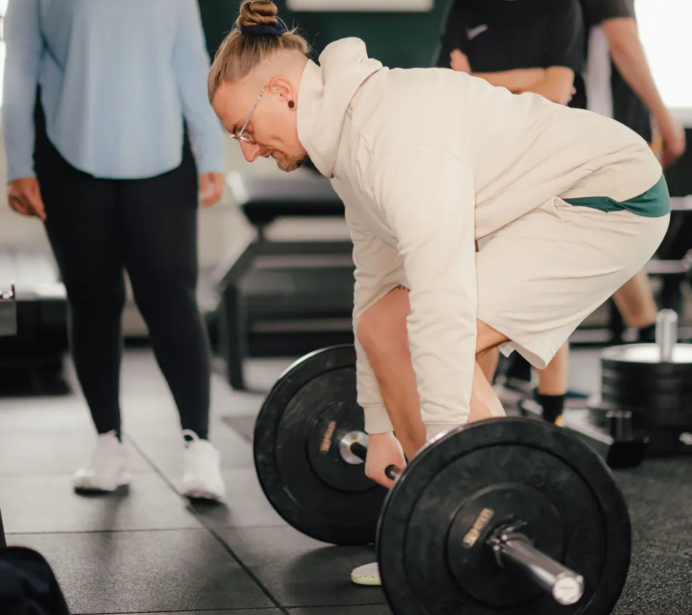 Langhanteltraining unter Anleitung im KRAFTKERN Studio Hamburg