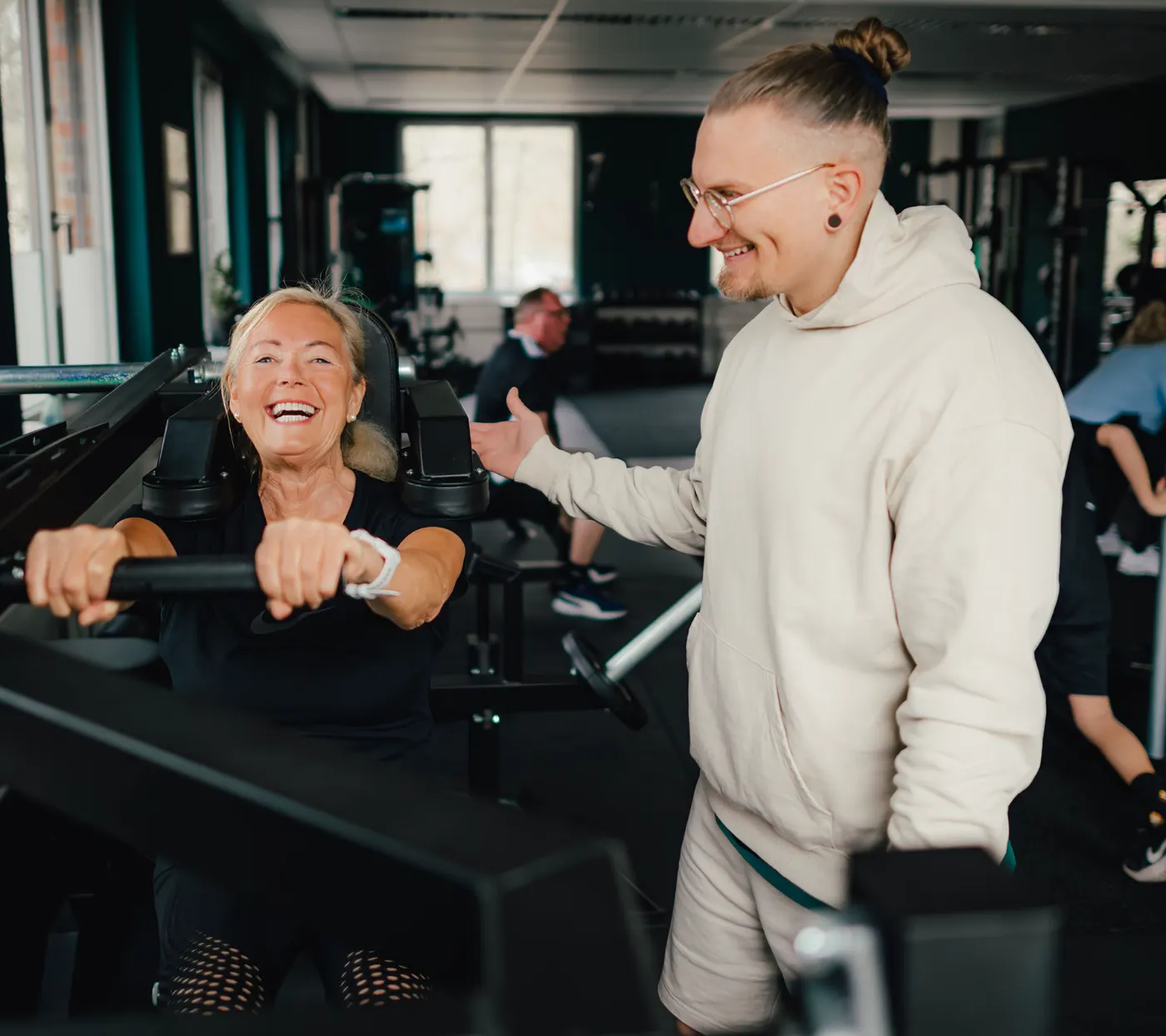 Timo Bretschneider betreut eine Kundin beim Krafttraining im KRAFTKERN Studio Hamburg